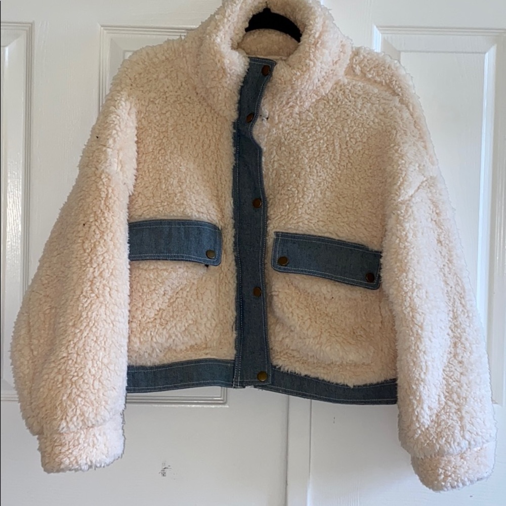 BNWT UO Cream Denim Lining Sherpa Jacket w Pockets